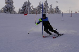 Inka Jukka Ikonen Rukalla pujottelu treeneissä        